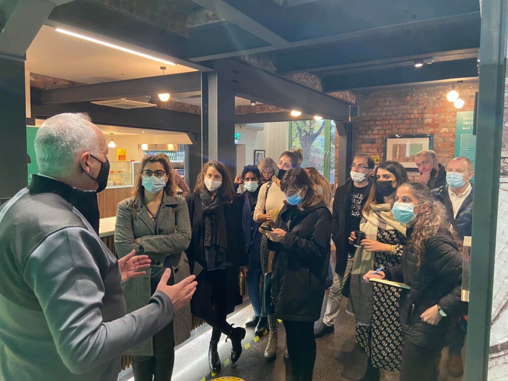Séanna Walsh discusses with Middle East visitors
